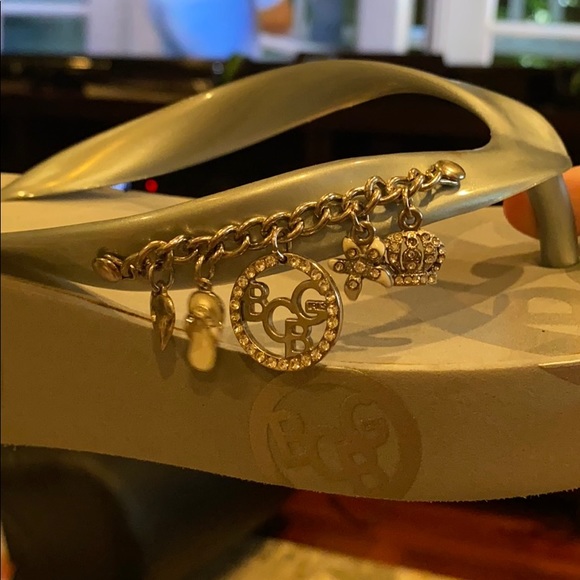 BCBG silver flip flops with small heel - Picture 3 of 4
